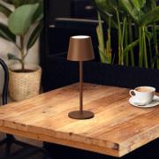 LED-akku-pöytävalaisin Roxi, ruosteenvärinen, metalli, IP54, himmennin