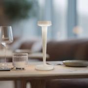 Lucande LED-akku-kynttilänjalka Lea, maljakko, beige, 28 cm