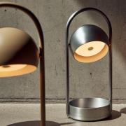 FRANDSEN LED-akkukäyttöinen pöytälamppu Ball Portable, hiekanharmaa, t...